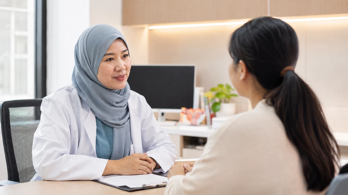 Doctor speaking with a patient during a women's health consultation